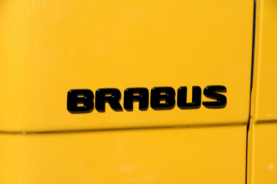 Логотип Mercedes-Benz G500 4x4&sup2; in Yellow by Brabus 2016 года  (фото 14 из 19)